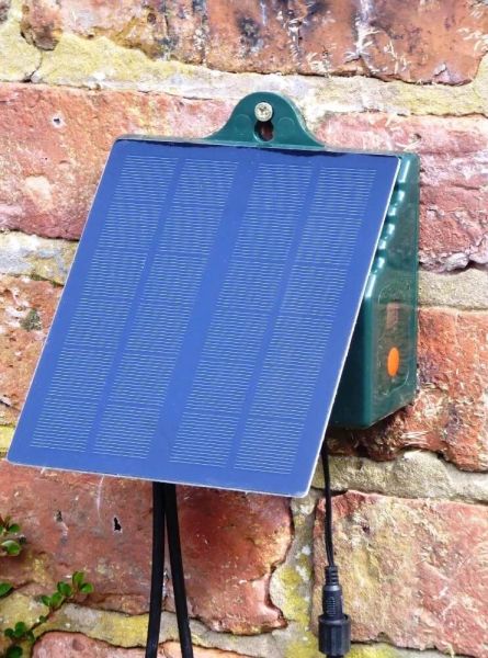 Steuerung und Pumpe von Solarbewässerung an roter Ziegelmauer montiert