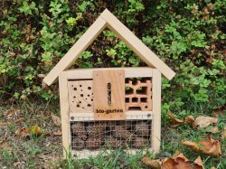 Insektenhotel Aufgebautes, befülltes Nützlingshotel