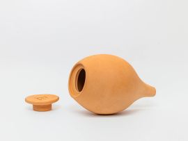 Olla liegend, geöffnet, daneben liegt der Deckel