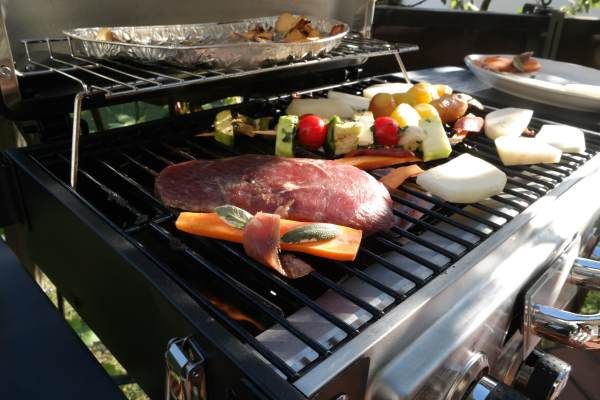 Gemüse und Fleisch am Griller