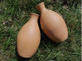 2 Ollas, Tongefäße, die in der Wiese liegen