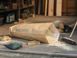 Papiersack gefüllt mit Holzspänen