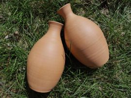 2 Ollas, Tongefäße, die in der Wiese liegen