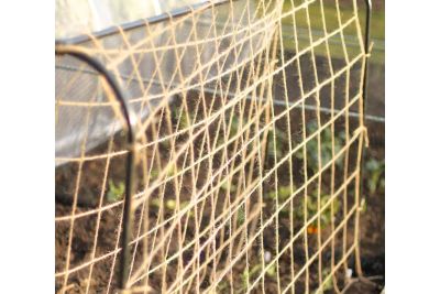 Ökologisches Ranknetz aus Jute auf Metallbögen gespannt