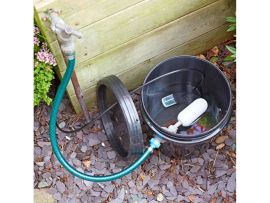 Schwarzes Reservoir mit Wasserschlauch und Schwimmer Innenseite