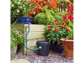 Reservoir der Solarbewässerung verbunden mit Wasserhahn